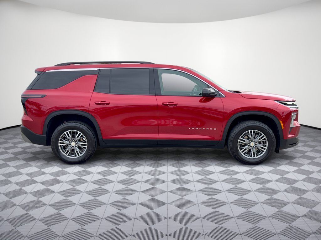 Used 2025 Chevrolet Traverse LT w/ LPO, Floor Liner Package FWD image 8