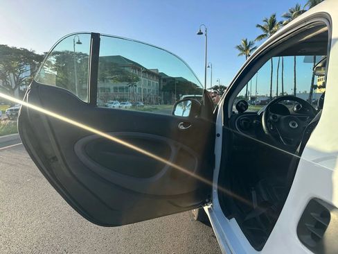 Used 2017 smart fortwo passion image 12