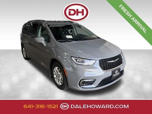 Used 2022 Chrysler Pacifica Touring-L FWD image 1