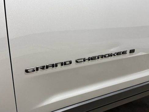 Used 2025 Jeep Grand Cherokee Altitude AWD/4WD image 25