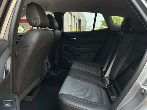 Used 2025 Chevrolet Trax LT w/ LT Convenience Package FWD image 11