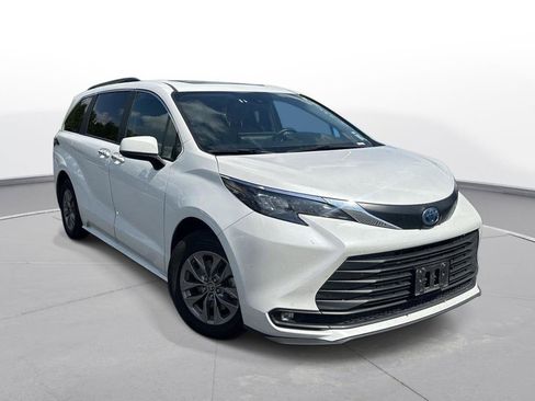 Used 2025 Toyota Sienna XLE FWD image 4