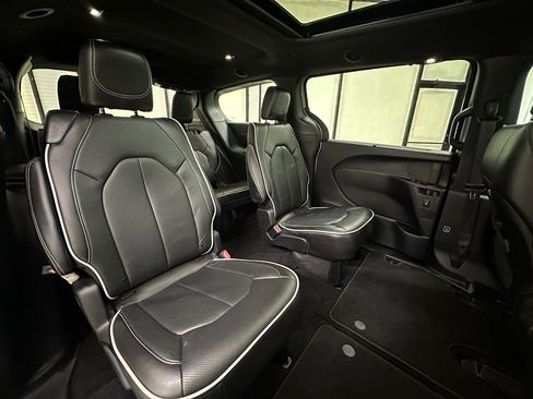 Used 2026 Chrysler Pacifica Limited w/ S Appearance Package FWD image 19
