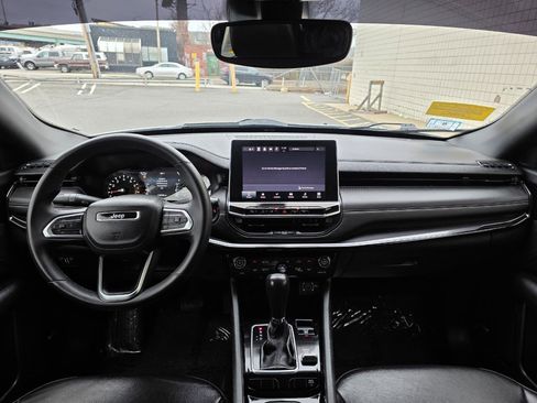 Used 2023 Jeep Compass Latitude w/ Sun and Sound Group AWD/4WD image 16