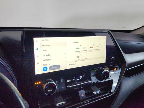 Used 2023 Toyota Highlander XLE image 42