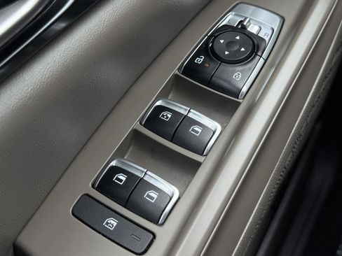 Used 2025 Kia Carnival FWD image 21