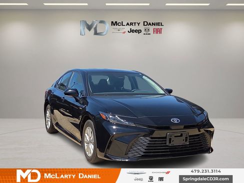 Used 2025 Toyota Camry LE image 1