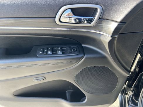 Used 2019 Jeep Grand Cherokee Limited image 15
