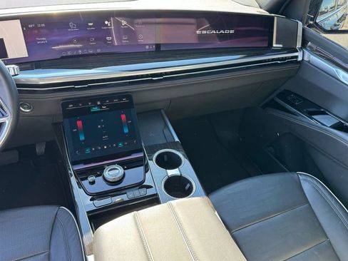Used 2025 Cadillac Escalade Premium Luxury AWD/4WD image 17