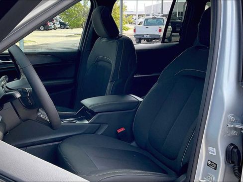 New 2025 Jeep Grand Cherokee Laredo X w/ Luxury Tech Group I image 9