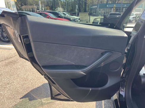 Used 2022 Tesla Model Y Long Range AWD/4WD image 17