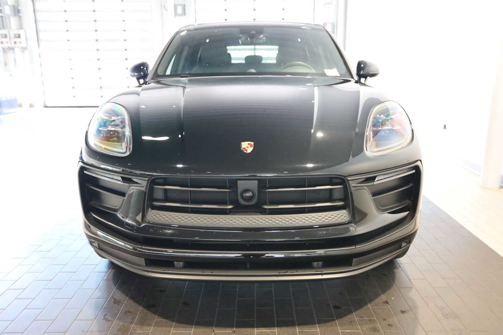 Used 2025 Porsche Macan AWD/4WD image 10