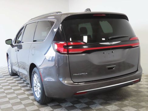 Used 2022 Chrysler Pacifica Touring-L FWD image 3