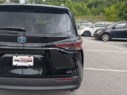 Used 2025 Toyota Sienna LE w/ LE Plus Package FWD image 8