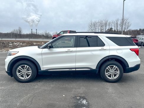 Used 2022 Ford Explorer XLT w/ Equipment Group 202A image 4