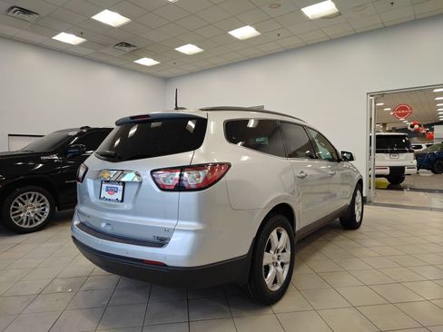 Used 2017 Chevrolet Traverse LT w/ Style and Technology Package image 3