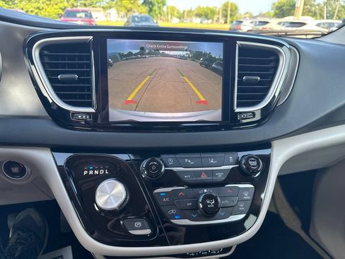Used 2023 Chrysler Pacifica Touring-L FWD image 18