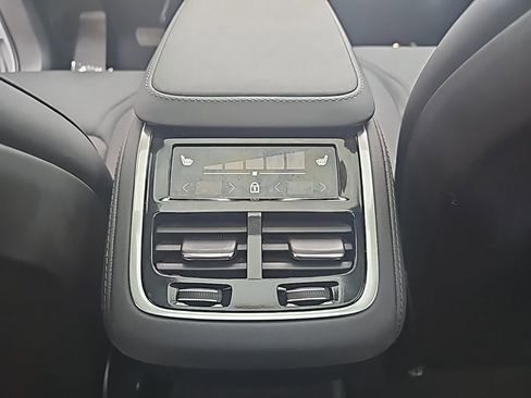 Used 2025 Volvo XC90 B6 Plus image 14