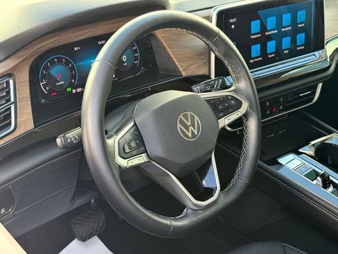 Used 2025 Volkswagen Atlas SE FWD image 19