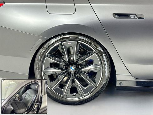 Used 2025 BMW 760i xDrive w/ Executive Package image 2