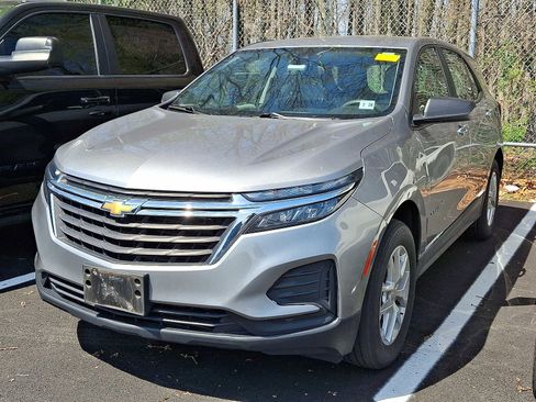 Used 2023 Chevrolet Equinox LS image 3