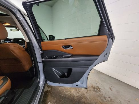 Used 2025 Nissan Pathfinder Platinum AWD/4WD image 33