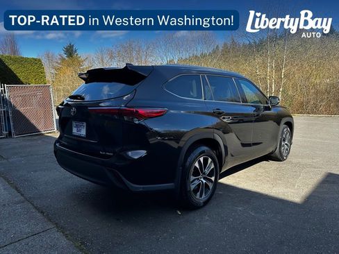 Used 2021 Toyota Highlander XLE AWD/4WD image 7