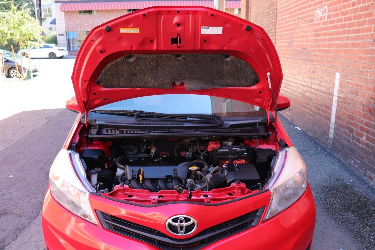 Used 2014 Toyota Yaris L FWD image 11