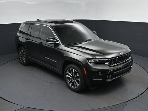 Used 2024 Jeep Grand Cherokee Overland w/ Luxury Tech Group IV AWD/4WD image 36