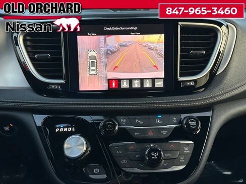 Used 2024 Chrysler Pacifica Select image 17