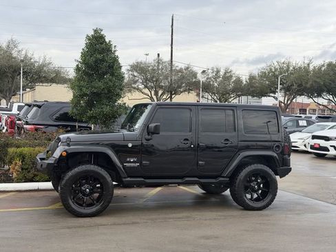 Used 2017 Jeep Wrangler Unlimited Sahara w/ Connectivity Group image 4