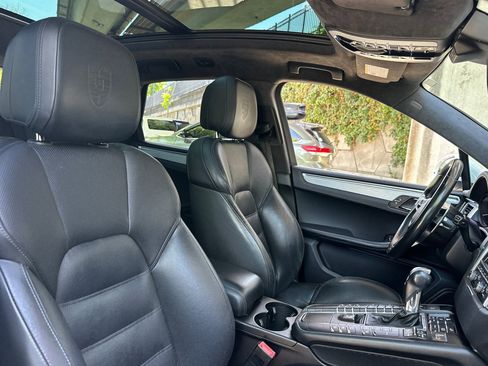 Used 2016 Porsche Macan Turbo AWD/4WD image 30