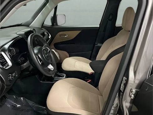 Used 2018 Jeep Renegade Latitude FWD image 14