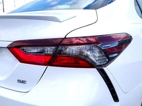 Used 2022 Toyota Camry SE FWD image 5
