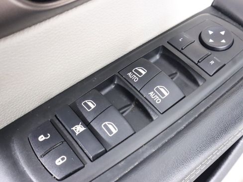 Used 2022 Chrysler Voyager LX image 24