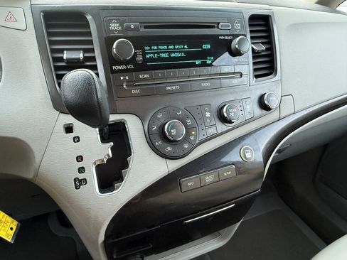 Used 2011 Toyota Sienna LE image 17