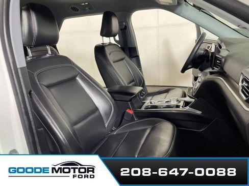 Used 2022 Ford Explorer XLT w/ Equipment Group 202A AWD/4WD image 24