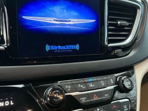 Used 2017 Chrysler Pacifica Touring-L Plus image 40