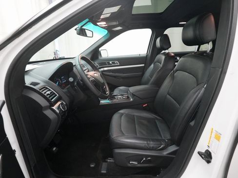 Used 2016 Ford Explorer XLT w/ Equipment Group 202A image 7