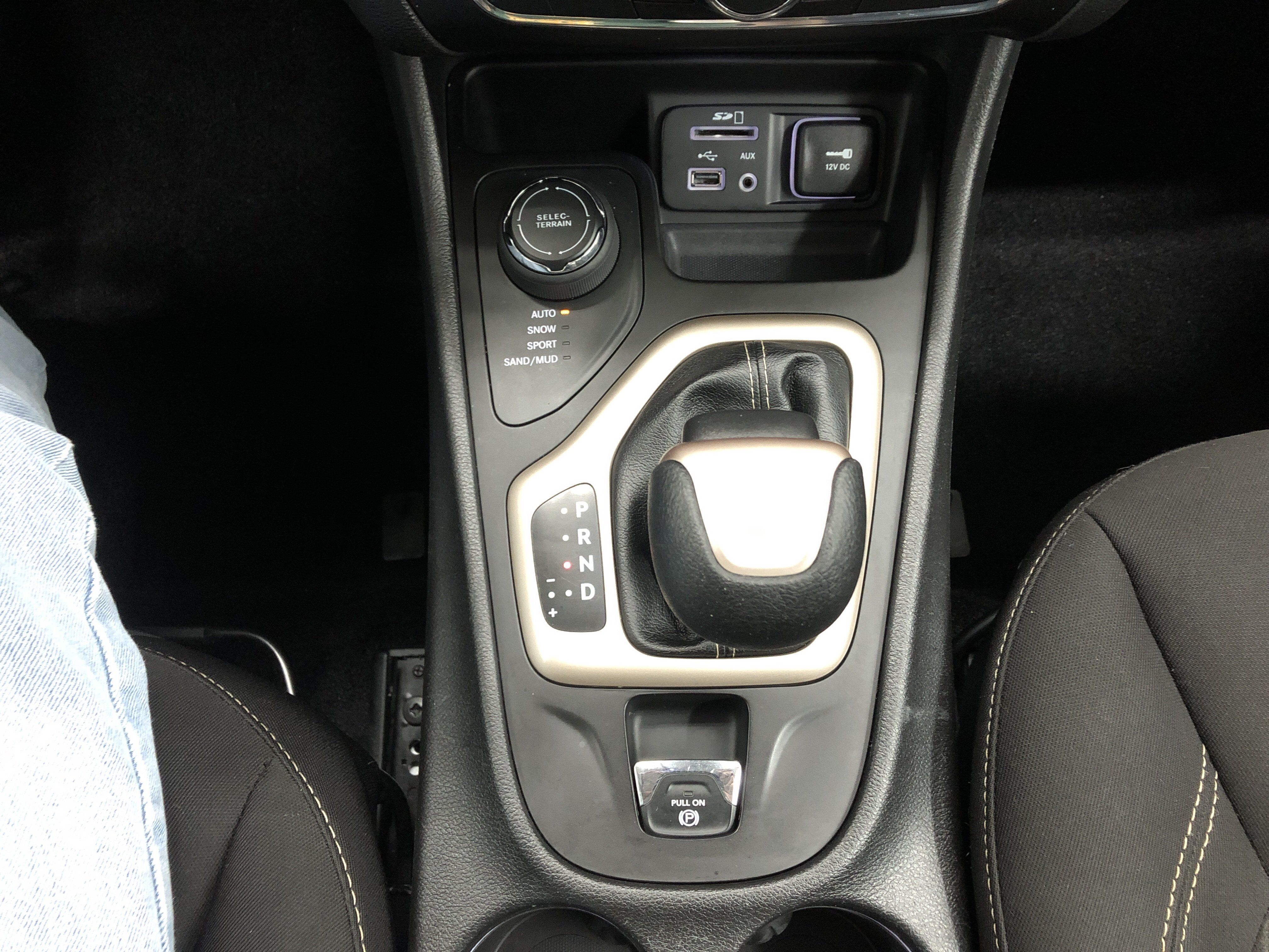 Used 2017 Jeep Cherokee Latitude w/ Cold Weather Group AWD/4WD image 18