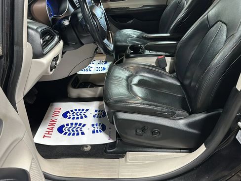 Used 2017 Chrysler Pacifica Touring-L Plus FWD image 9