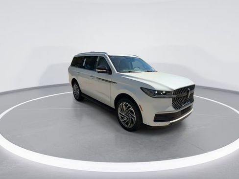 New 2026 Lincoln Navigator Premiere AWD/4WD image 2