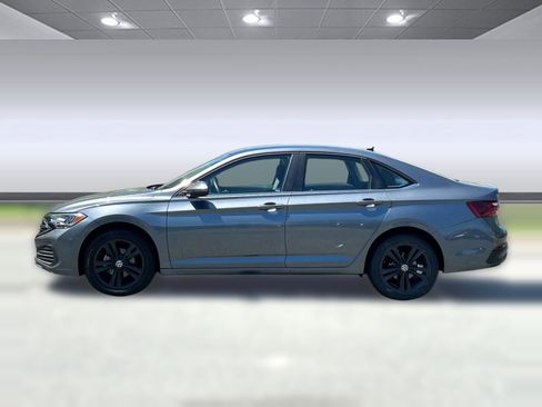 Used 2024 Volkswagen Jetta SE FWD image 2