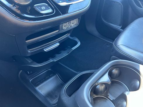 Certified 2025 Chrysler Pacifica Select FWD image 30