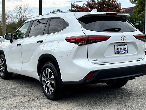 Used 2023 Toyota Highlander XLE AWD/4WD image 12