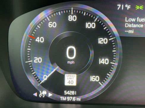 Used 2019 Volvo XC40 T4 Momentum image 23