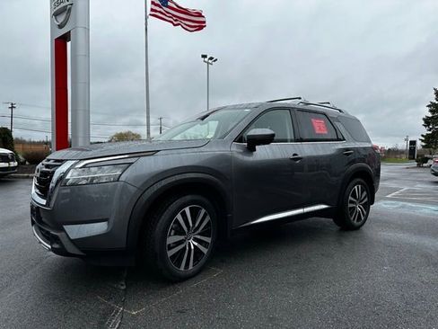 Certified 2024 Nissan Pathfinder Platinum image 3