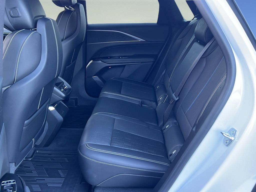 Used 2025 Cadillac Lyriq Luxury RWD image 12