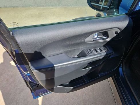 Used 2025 Chrysler Pacifica Select image 10