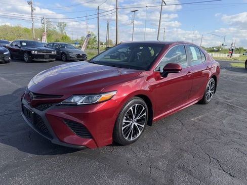 Used 2018 Toyota Camry SE FWD image 3